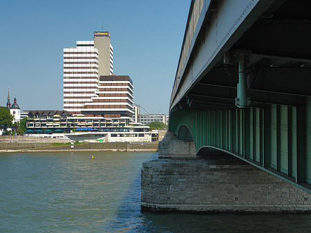 Foto Deutzer Brücke reicht ans Kennedyufer - Köln