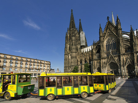 Bimmelbahn fährt zum Kölner Dom