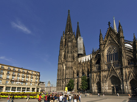 Bimmelbahn fährt zum Kölner Dom Foto 