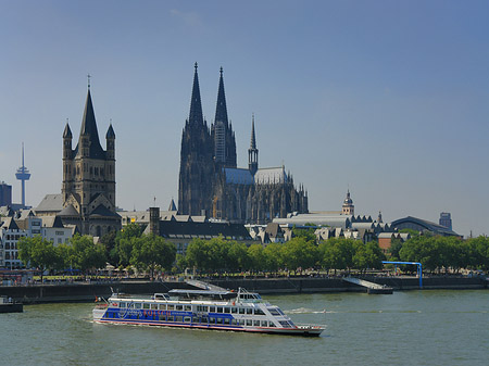 Fotos Kölner Dom und Groß St Martin auf Rheinufer