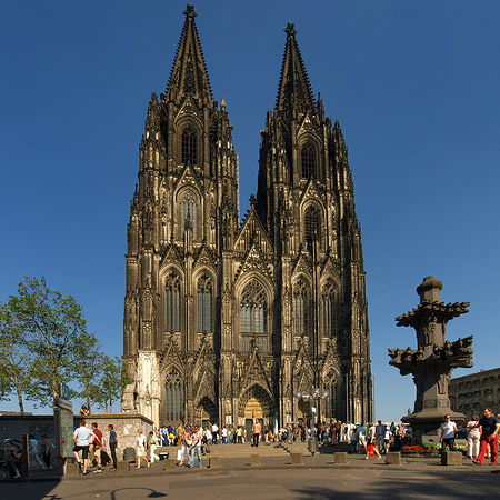 Touristen tummeln sich vor Kölner Dom Fotos