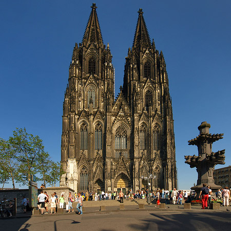 Fotos Touristen tummeln sich vor Kölner Dom | Köln