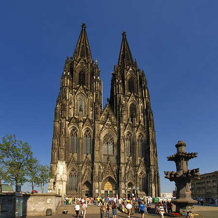 Touristen tummeln sich vor Kölner Dom Foto 