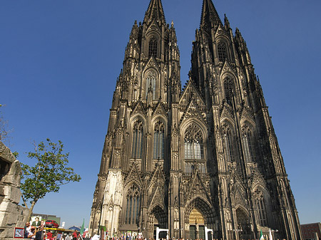 Touristen tummeln sich vor Kölner Dom