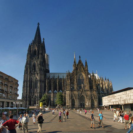 Touristen tummeln sich vor Kölner Dom Fotos