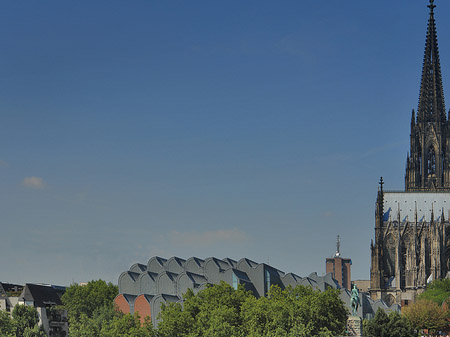 Dach der Kölner Philharmonie und Kölner Dom