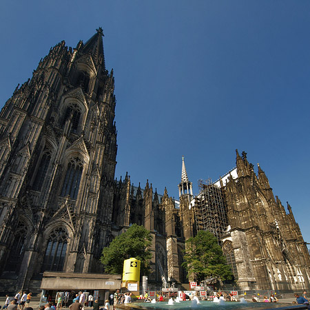 Blick über Roncalliplatz zum Kölner Dom Foto 