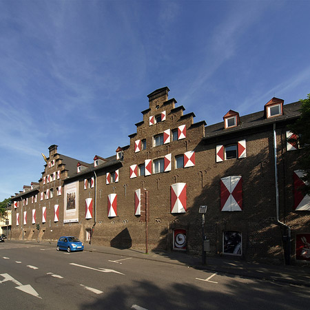 Kölnisches Stadtmuseum mit Straße