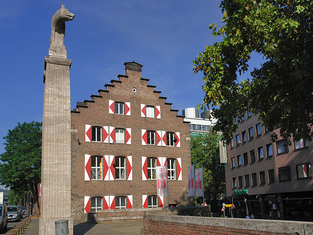 Wolfsstatue und Stadtmuseum Foto 