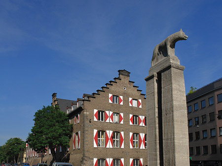 Foto Wolfsstatue und Stadtmuseum