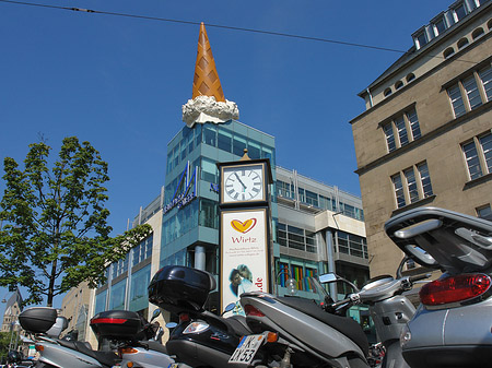 Foto Neumarkt Galerie mit Mopeds - Köln