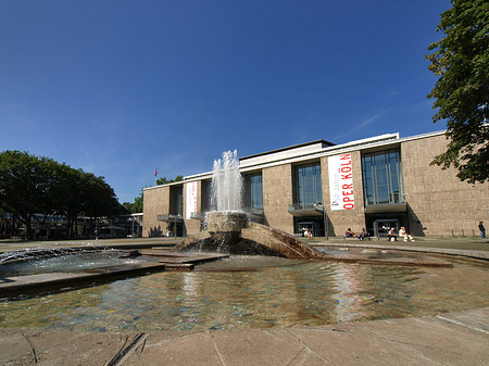 Oper Köln mit Brunnen Fotos