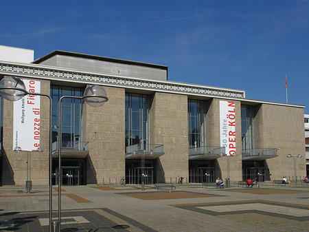 Oper Köln mit Brunnen Foto 