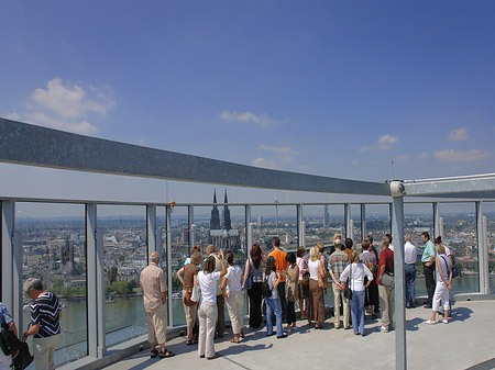 Foto Besucher gucken auf Köln