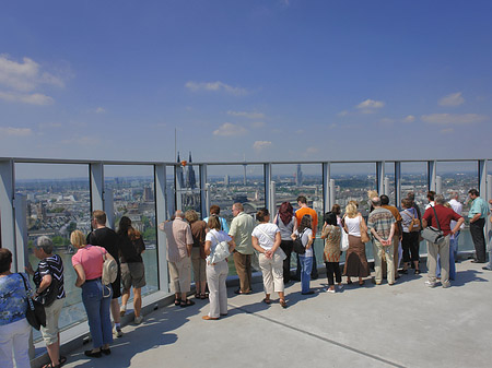 Besucher gucken auf Köln Fotos