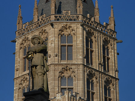 Platzjabeck vor dem Rathausturm Foto 