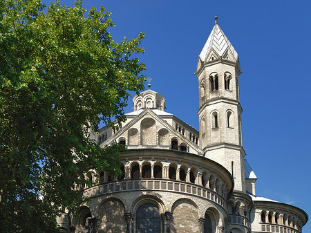 Seitentürme und Westturm der St Aposteln Fotos